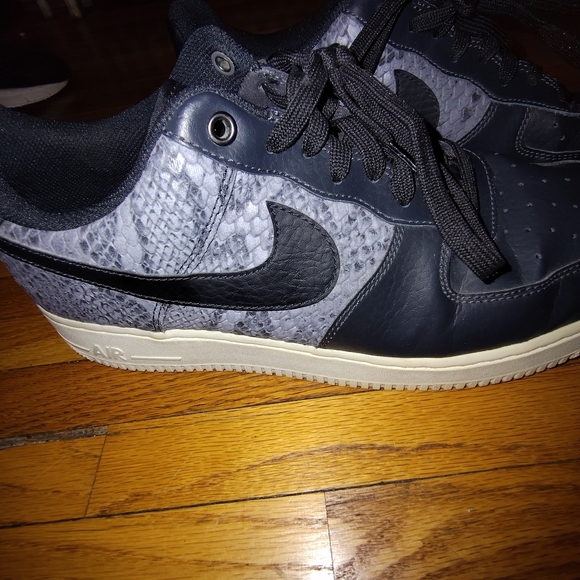 Nike Black and Gray Sneakers - Picture 3 of 5